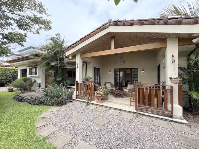Ahora a Precio de Oportunidad! Casa de Una Planta en Condominio Exclusivo en Santa Ana ID24250
