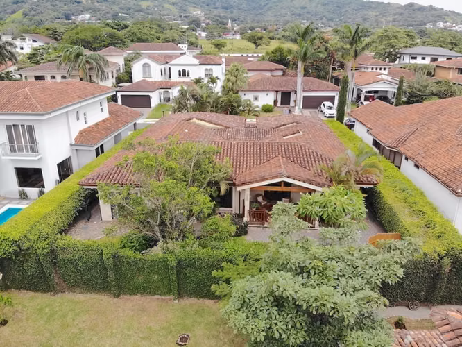 Ahora a Precio de Oportunidad! Casa de Una Planta en Condominio Exclusivo en Santa Ana ID24250