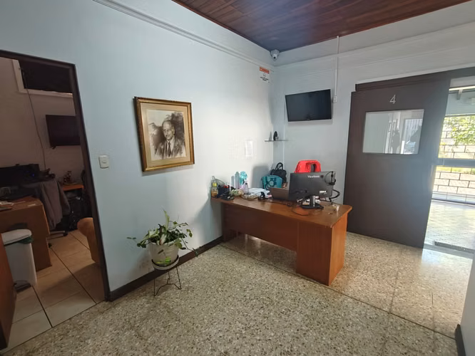 Se Alquila Casa en Paseo Colón – Zona Mixta Comercial/Residencial