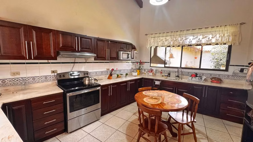 VENTA DE CASA INDEPENDIENTE EN TREJOS MONTEALEGRE ESCAZU