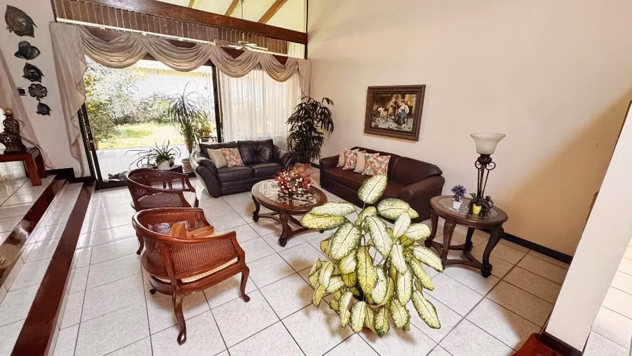 VENTA DE CASA INDEPENDIENTE EN TREJOS MONTEALEGRE ESCAZU