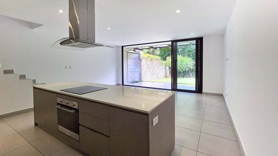 Alquiler de moderna casa ubicada en Santa Ana - Imagen 2