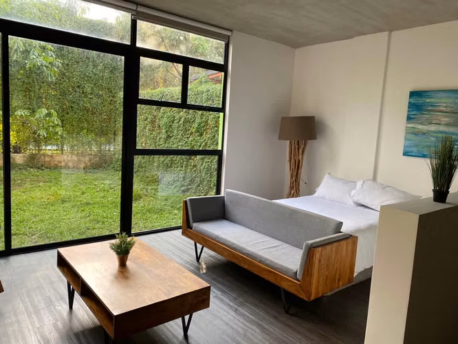 Apartamento moderno ubicado en Santa Ana. Amoblado y con jardín privado. - Imagen 2