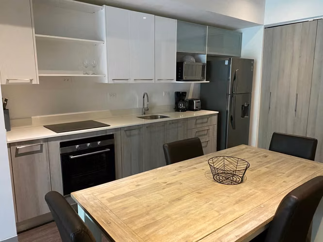 Apartamento moderno ubicado en Santa Ana. Amoblado y con jardín privado. - Imagen 5