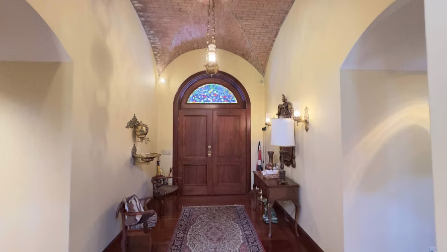 Se vende espectacular casa en Bosques de Lindora (FE)