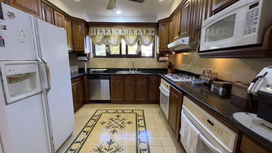 Se vende espectacular casa en Bosques de Lindora (FE)