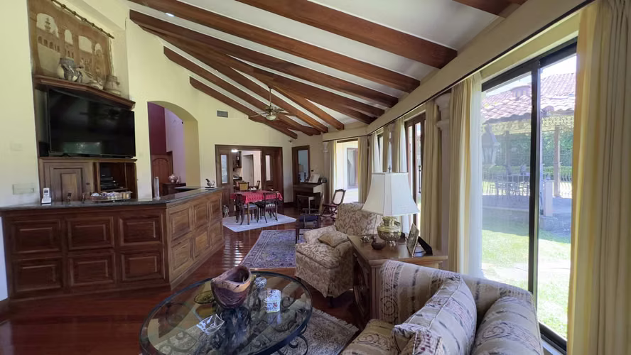 Se vende espectacular casa en Bosques de Lindora (FE)