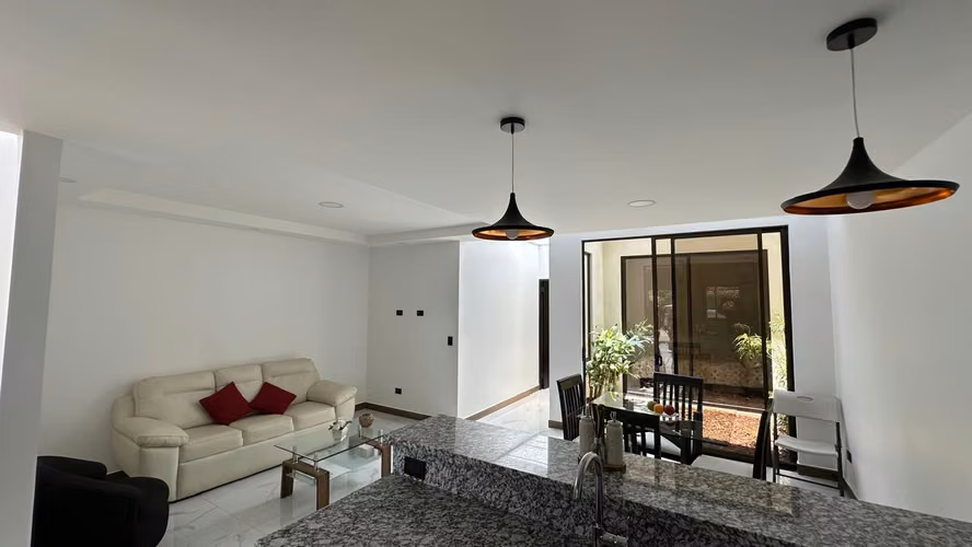 ¡La casa de sus sueños en la Trinidad de Moravia! - Imagen 5