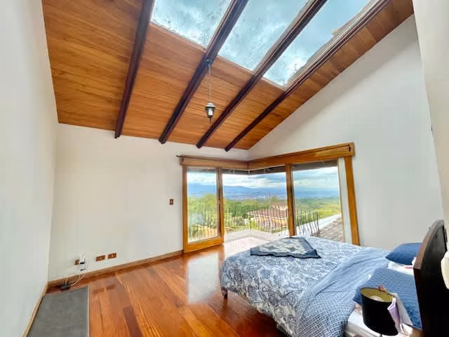 Casa con Techo Estelar Retráctil con Apartamento de visitas-Vistas-San Rafael Heredia