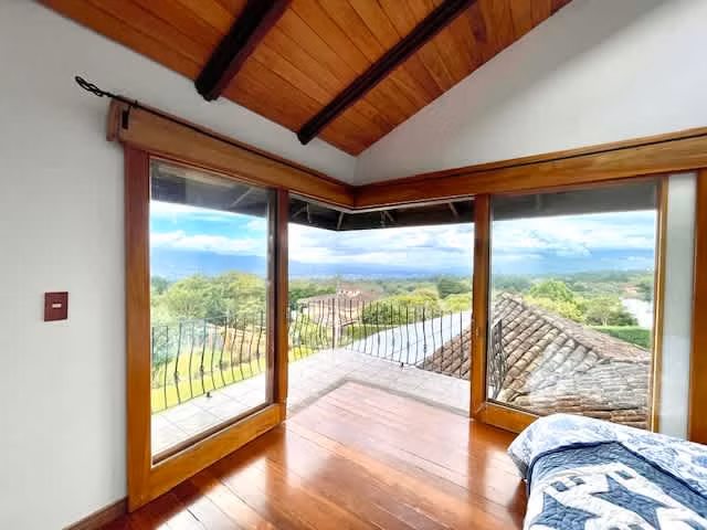 Casa con Techo Estelar Retráctil con Apartamento de visitas-Vistas-San Rafael Heredia