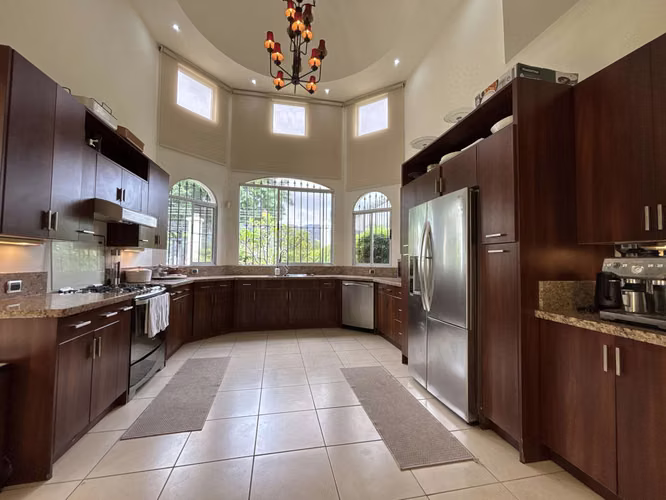 VENTA DE CASA EN RESIDENCIAL TREJOS MONTEALEGRE, ESCAZÚ