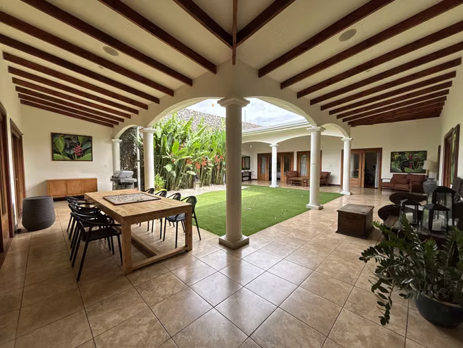 VENTA DE CASA EN RESIDENCIAL TREJOS MONTEALEGRE, ESCAZÚ