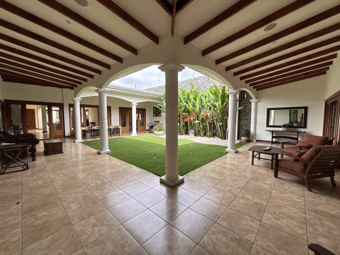 VENTA DE CASA EN RESIDENCIAL TREJOS MONTEALEGRE, ESCAZÚ