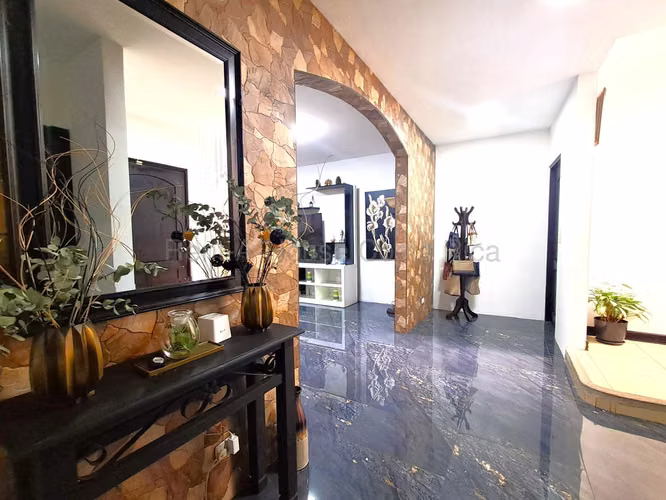 Casa en venta en Heredia. Residencial céntrico, con terraza, mini bar 3 hab. ¡Oportunidad única! - Imagen 8
