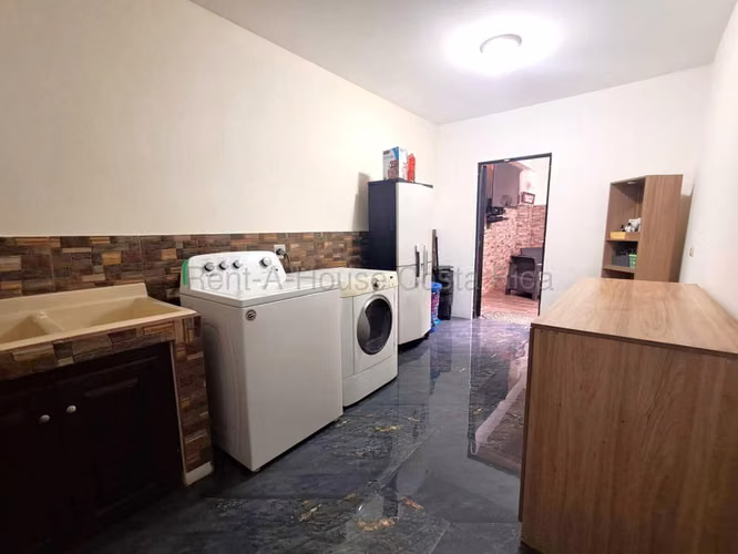 Casa en venta en Heredia. Residencial céntrico, con terraza, mini bar 3 hab. ¡Oportunidad única! - Imagen 18