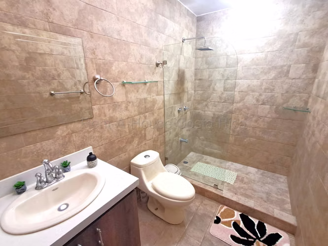Casa en venta en Heredia. Residencial céntrico, con terraza, mini bar 3 hab. ¡Oportunidad única! - Imagen 17