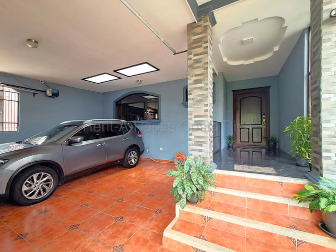 Casa en venta en Heredia. Residencial céntrico, con terraza, mini bar 3 hab. ¡Oportunidad única! - Imagen 3