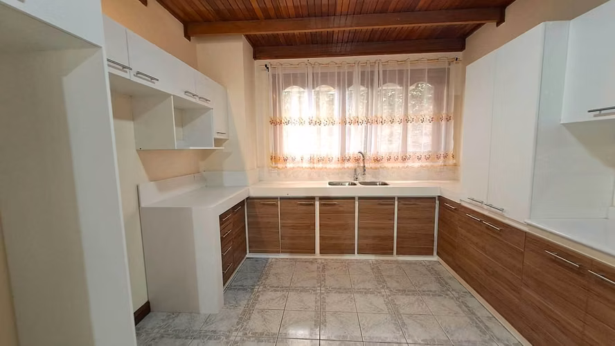Venta de casa con gran zona verde potencial apartamentos