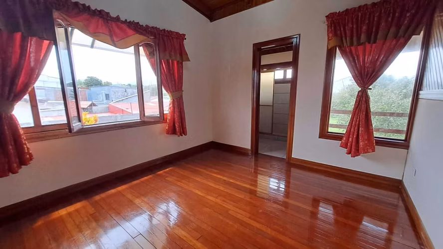 Venta de casa con gran zona verde potencial apartamentos