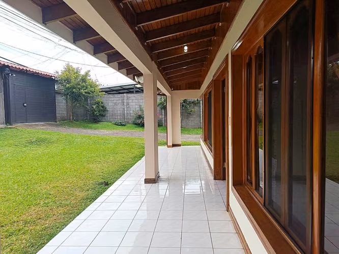 Venta de casa con gran zona verde potencial apartamentos