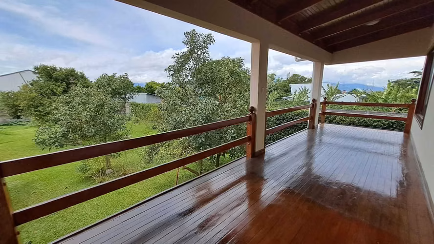 Venta de casa con gran zona verde potencial apartamentos