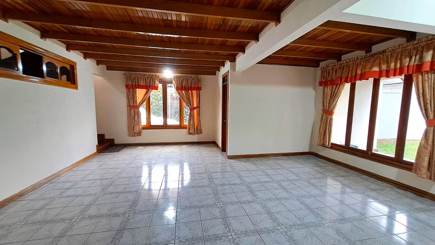 Venta de casa con gran zona verde potencial apartamentos