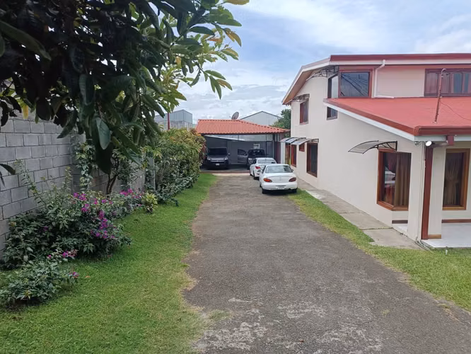 Venta de casa con gran zona verde potencial apartamentos