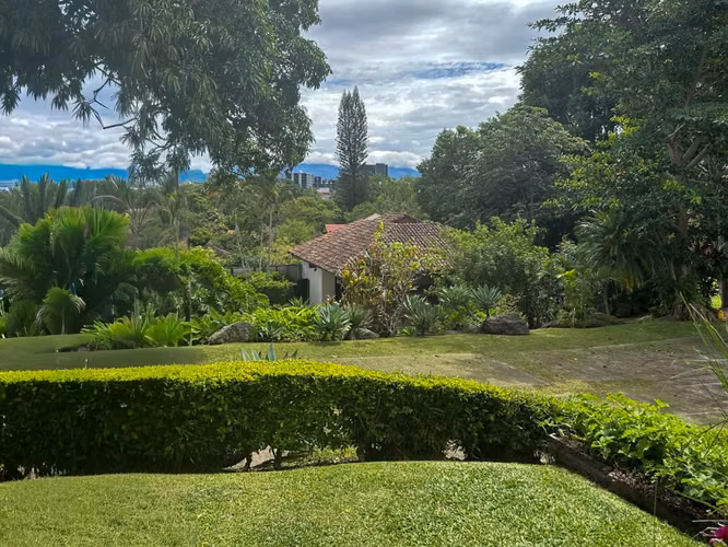 AMPLIA CASA EN VENTA EN SAN RAFAEL DE ESCAZU