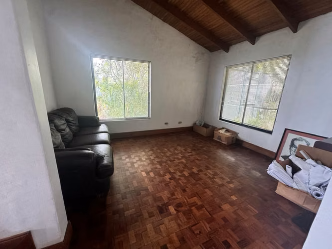 Residencia en Santa Ana con Vista a los Volcanes