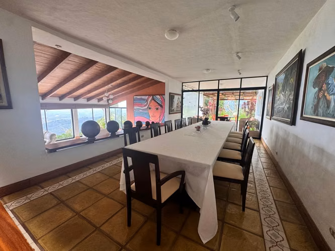 Residencia en Santa Ana con Vista a los Volcanes
