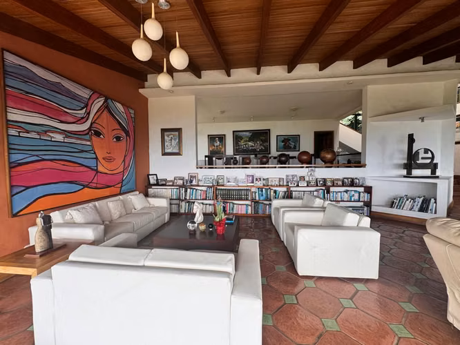 Residencia en Santa Ana con Vista a los Volcanes