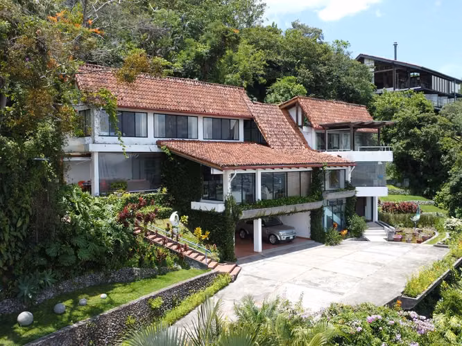 Residencia en Santa Ana con Vista a los Volcanes