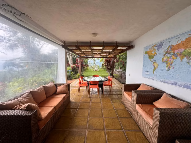 Residencia en Santa Ana con Vista a los Volcanes