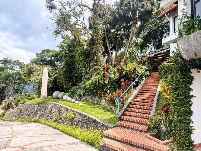 Residencia en Santa Ana con Vista a los Volcanes