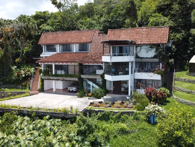 Residencia en Santa Ana con Vista a los Volcanes