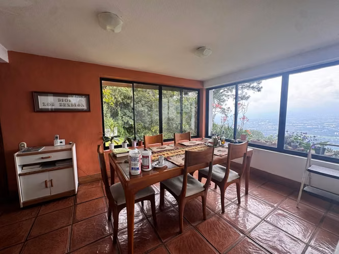 Residencia en Santa Ana con Vista a los Volcanes