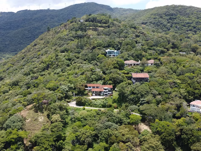 Residencia en Santa Ana con Vista a los Volcanes