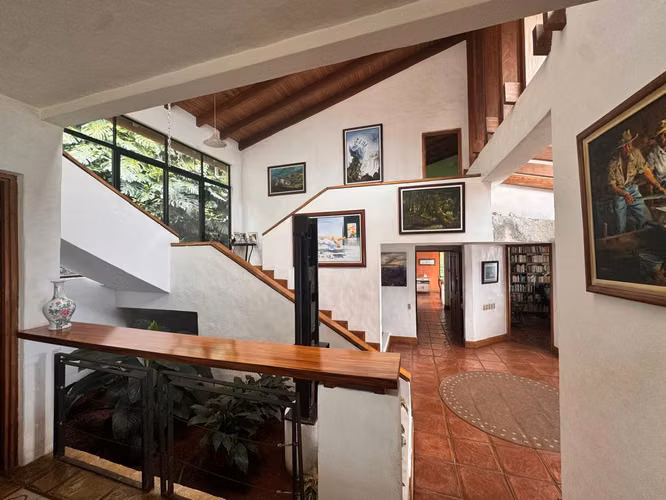 Residencia en Santa Ana con Vista a los Volcanes