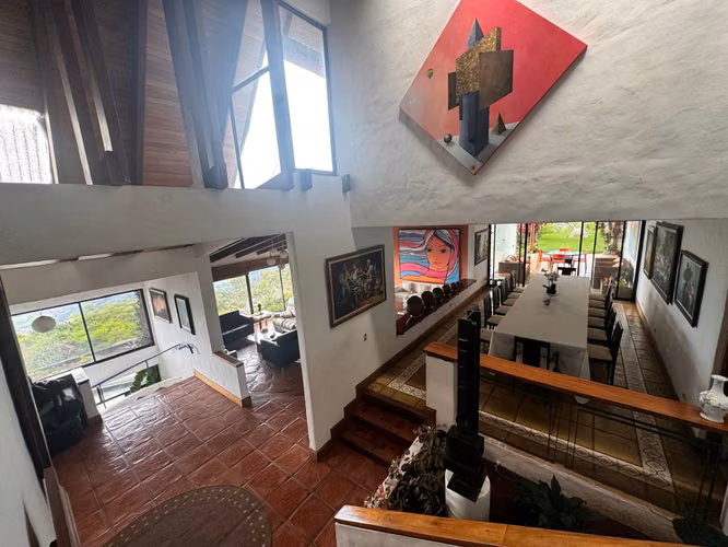 Residencia en Santa Ana con Vista a los Volcanes