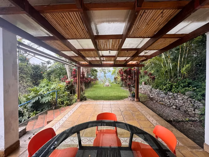 Residencia en Santa Ana con Vista a los Volcanes