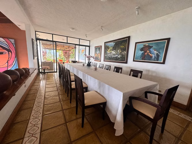 Residencia en Santa Ana con Vista a los Volcanes