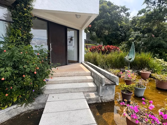 Residencia en Santa Ana con Vista a los Volcanes