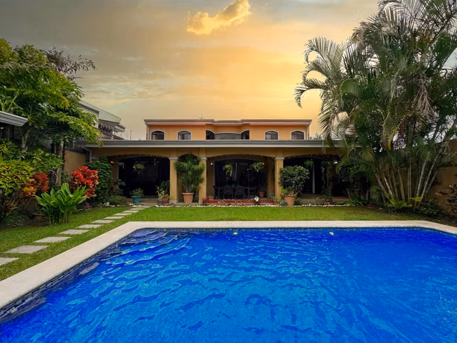 VENTA DE CASA EN ESCAZÚ