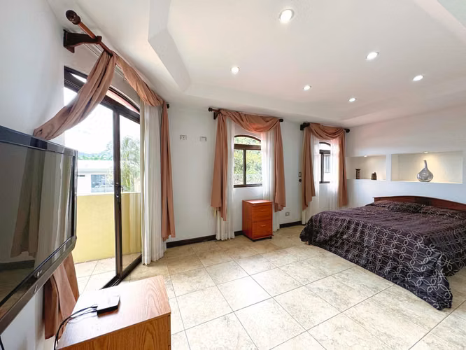 VENTA DE CASA EN ESCAZÚ