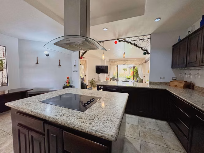 VENTA DE CASA EN ESCAZÚ
