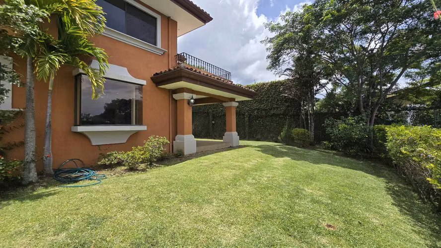 VENTA DE CASA EN CONDOMINIO EN ESCAZÚ*
