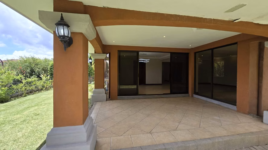 VENTA DE CASA EN CONDOMINIO EN ESCAZÚ*
