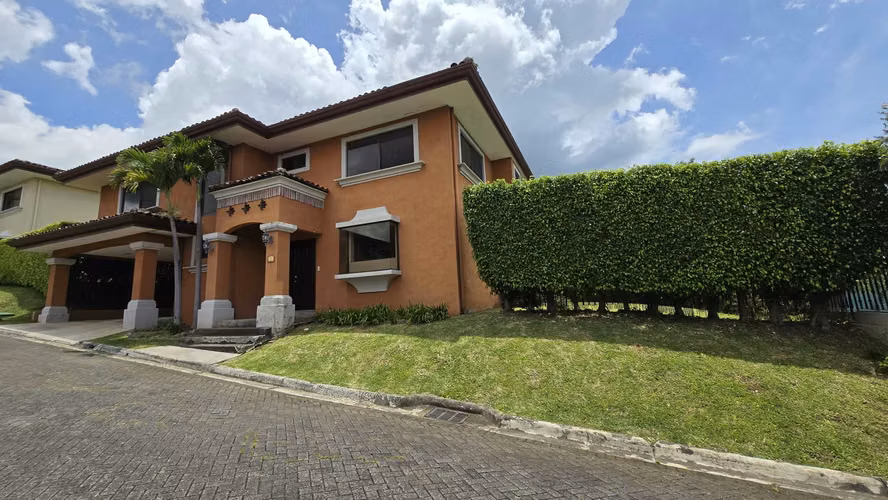 VENTA DE CASA EN CONDOMINIO EN ESCAZÚ*