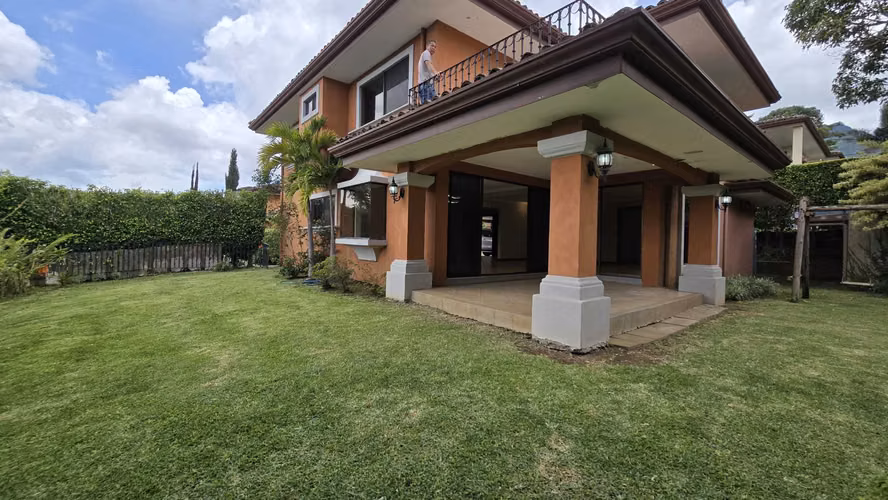 VENTA DE CASA EN CONDOMINIO EN ESCAZÚ*