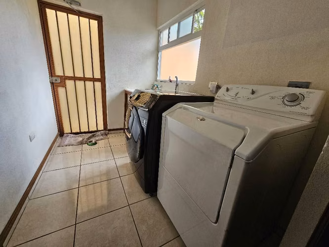 VENDO CASA EN RESIDENCIAL CON SEGURIDAD EN SABANILLA - Imagen 9